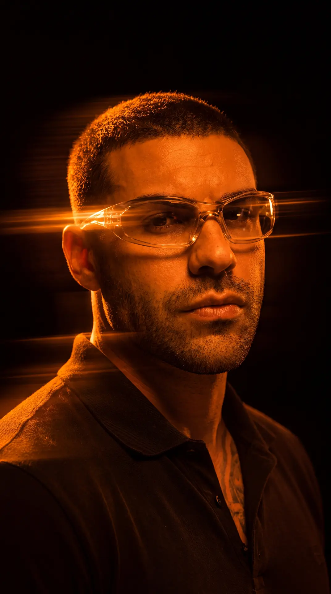 CARDONA em retrato iluminado por luz âmbar